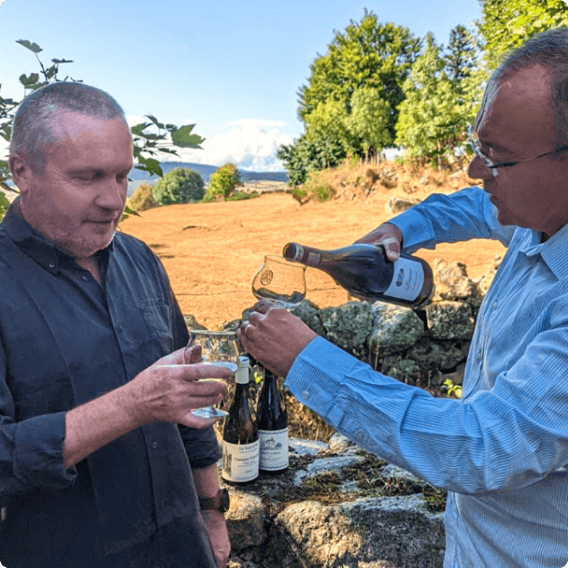 Jean-Louis et Alain, fondateurs d'Emovin, dégustant du vin