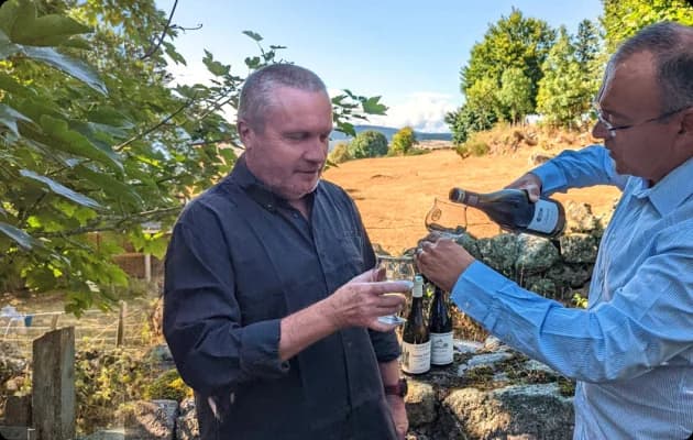 Patrick et Jean-Louis dégustant un vin dans un vignoble