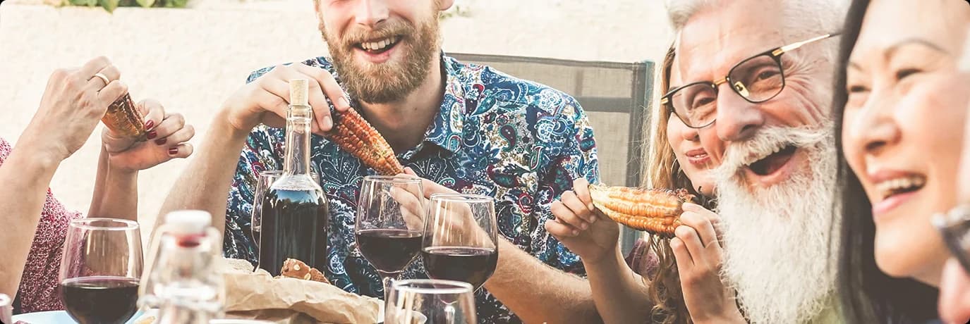 Un repas convivial entre amis autour de verres de vin