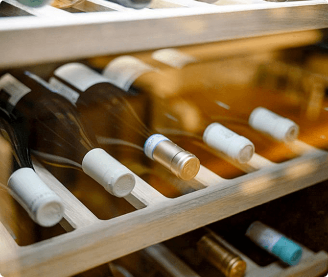 Bouteilles de vin conservées dans une cave à vin sur des clayettes en bois