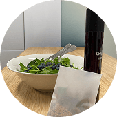 Plat cuisiné aux herbes accompagné d'une bouteille de vin